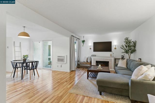 1700 Laguna St, Concord CA: https://media.crmls.org/mediaz/542ef4b9-160d-429d-9aaf-8e35171719c6.jpg