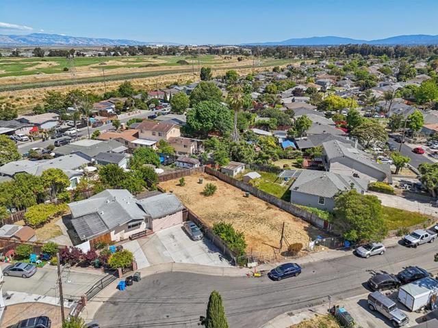108 Lotus Way, East Palo Alto CA: https://media.crmls.org/mediaz/542fcfb2-b8a8-4011-99dd-fae5ddf48f07.jpg