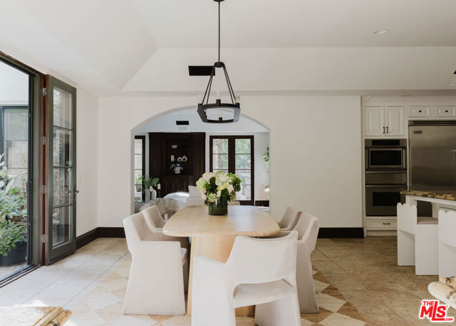 9301 Cherokee Lane, Beverly Hills CA: https://media.crmls.org/mediaz/54309e06-7627-4b4b-9bae-9b6ec1b03a3d.jpg