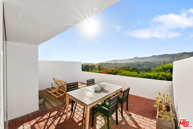 29221 Heathercliff Road, Malibu CA: https://media.crmls.org/mediaz/5430d342-a7d8-4708-b198-389d7b16cd77.jpg