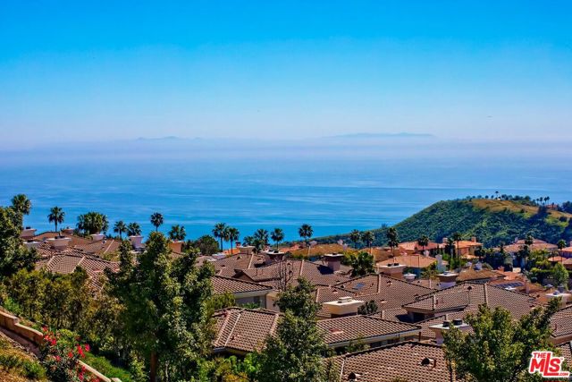 1648 Chastain, Pacific Palisades CA: https://media.crmls.org/mediaz/5430f5f3-1d6f-469e-9542-4f652de94fe9.jpg