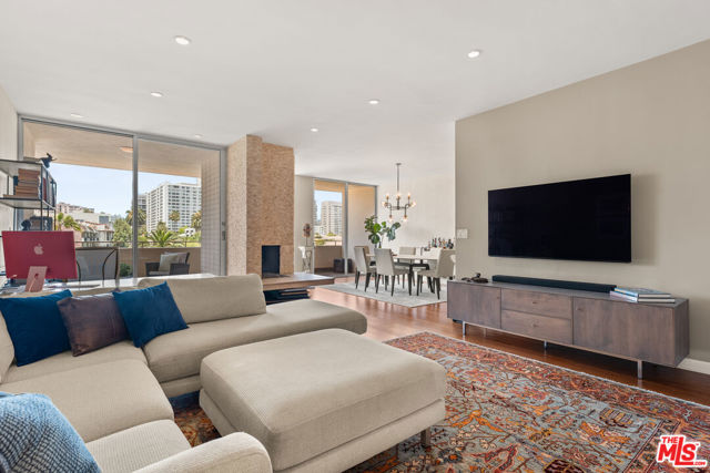 1333 S Beverly Glen Boulevard, Los Angeles CA: https://media.crmls.org/mediaz/5430ff21-d5c4-42e4-815e-017a78132dc1.jpg