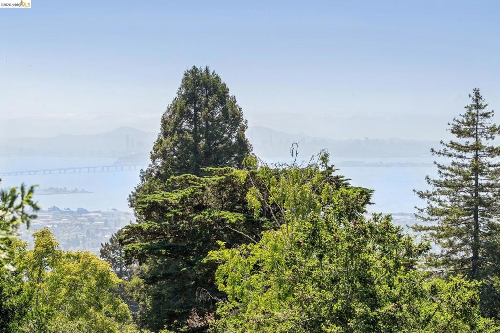 https://media.crmls.org/mediaz/54317424-1ab1-429f-8945-14be5c779852.jpg?preset=X-Large