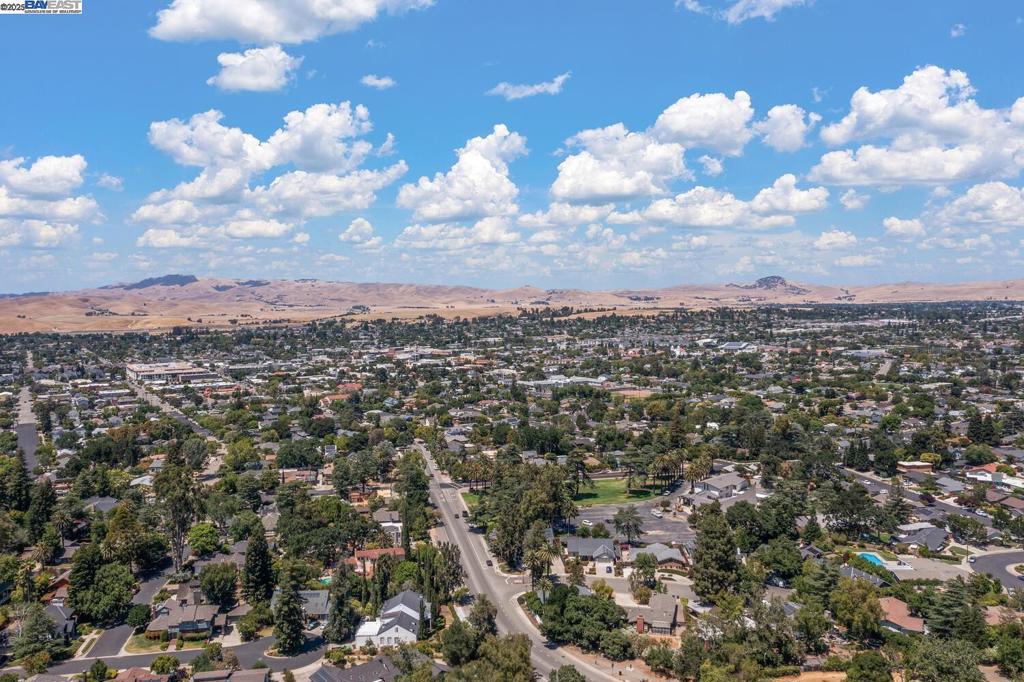 https://media.crmls.org/mediaz/5431f10d-f660-4127-b022-237acb7872b2.jpg?preset=X-Large