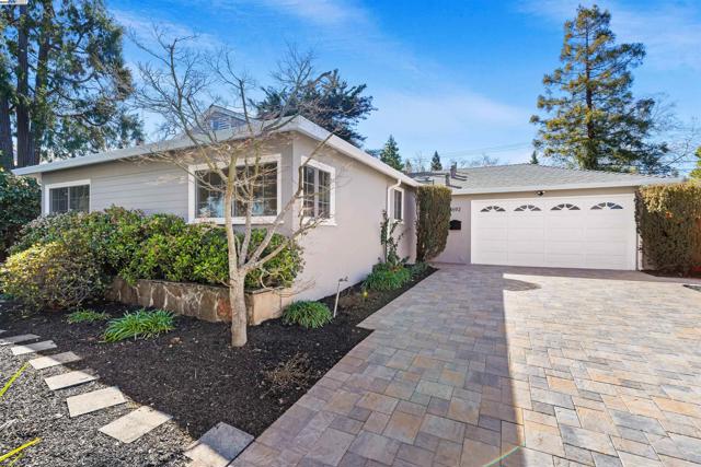 1692 Maryland St, Redwood City CA: https://media.crmls.org/mediaz/5431f816-e0ca-4523-870f-d4f5014abf6f.jpg