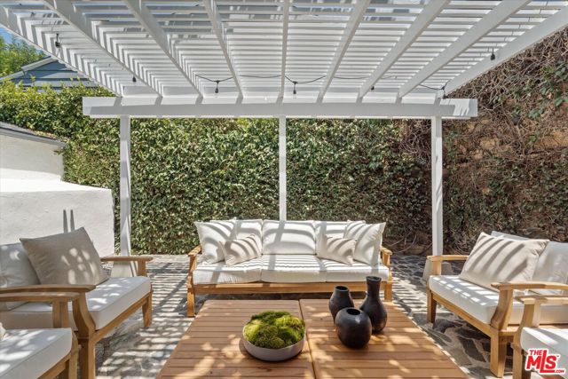 560 N Croft Avenue, West Hollywood CA: https://media.crmls.org/mediaz/54331f64-c4f7-42cb-b659-3952a5db3d16.jpg