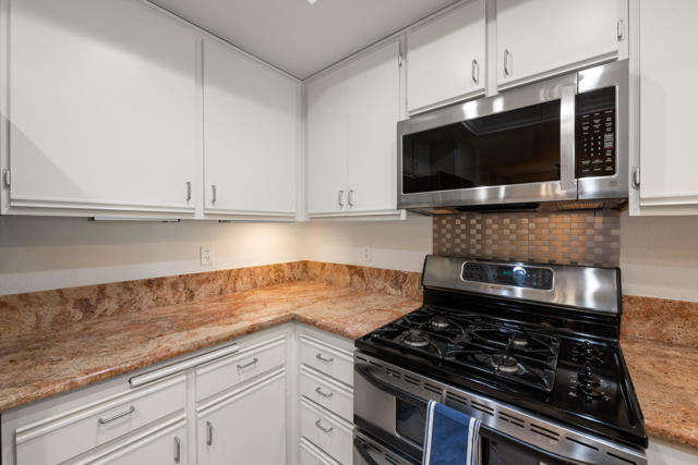 41629 Woodhaven W Drive, Palm Desert CA: https://media.crmls.org/mediaz/54343cc3-bdc0-4ded-a675-ee32fd96c503.jpg