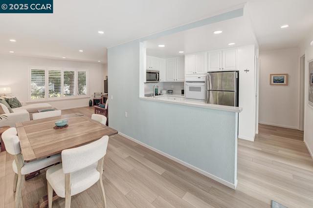 3128 Tice Creek Dr, Walnut Creek CA: https://media.crmls.org/mediaz/5434c5a9-e90c-4e14-b22c-52067a033840.jpg