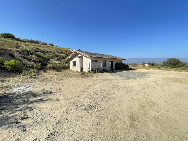 12478 Hillpoint Court, Valley Center CA: https://media.crmls.org/mediaz/5435fd2e-bc9a-43c3-8a91-09678774df65.jpg