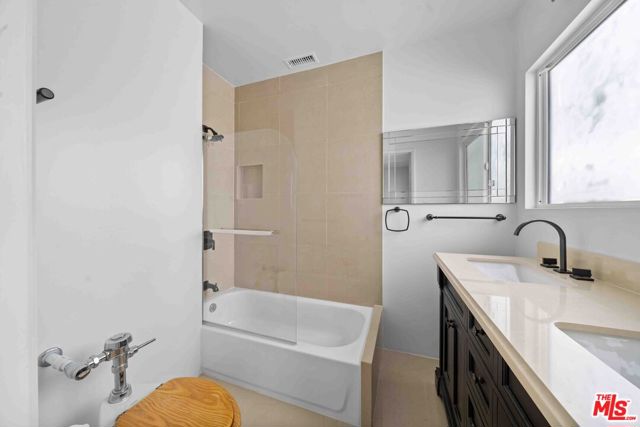 865 S Lucerne Boulevard, Los Angeles CA: https://media.crmls.org/mediaz/543602e1-c7b2-4ddb-9e01-18723a6bf655.jpg