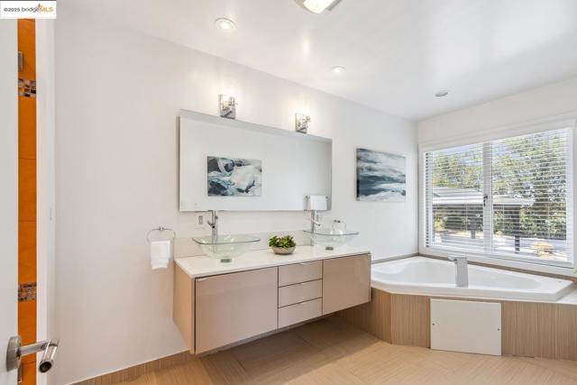 2912 Hillside DR, Burlingame CA: https://media.crmls.org/mediaz/543673e2-a0c0-4678-9bdf-3b5270ca6282.jpg