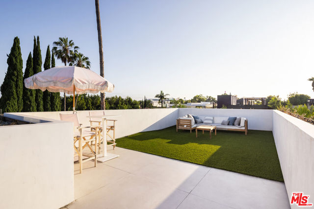 515 N Harper Avenue, Los Angeles CA: https://media.crmls.org/mediaz/54384388-c062-452c-b860-9cfc49738fc8.jpg