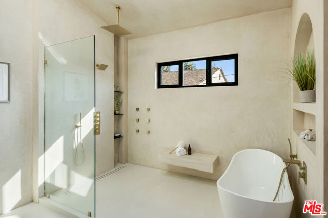 4029 East Boulevard, Los Angeles CA: https://media.crmls.org/mediaz/54385f9f-6eff-4cb7-bd77-c4e550d07de6.jpg