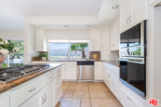 8919 Moorcroft Avenue, West Hills CA: https://media.crmls.org/mediaz/5438a81e-8775-42b1-8462-9be117f588f6.jpg