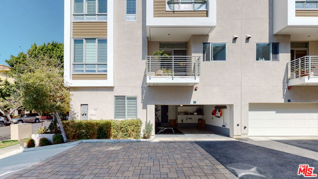 1400 N Fuller Avenue, Los Angeles CA: https://media.crmls.org/mediaz/54391bbb-d0e6-4eac-b100-d203e880b426.jpg