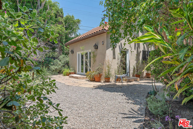 809 S Muirfield Road, Los Angeles CA: https://media.crmls.org/mediaz/543a6d99-f7e2-4718-972d-1397bd077b99.jpg