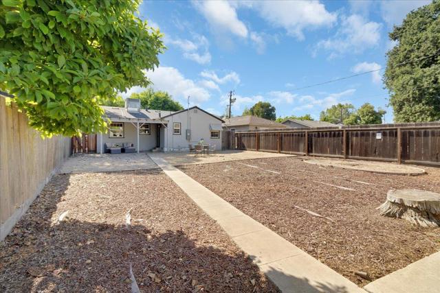 553 Line Street, Hollister CA: https://media.crmls.org/mediaz/543b45f8-7f58-4111-9829-8dcb8f69dfe4.jpg
