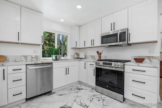 9511 Via Pereza, San Diego CA: https://media.crmls.org/mediaz/543b5264-624e-42c2-9464-b1301b57b9df.jpg