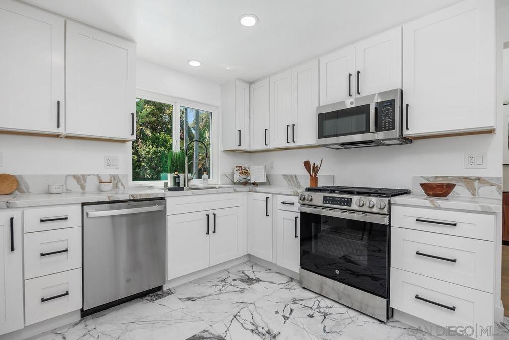 MLS #250034280SD img 12