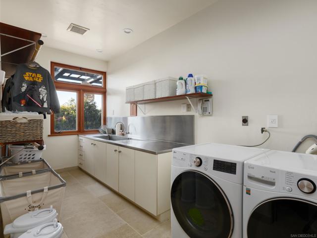 2665 Idle Hour Lane, La Jolla CA: https://media.crmls.org/mediaz/543bdc21-9cd6-4ef2-a73a-362f23871f1f.jpg