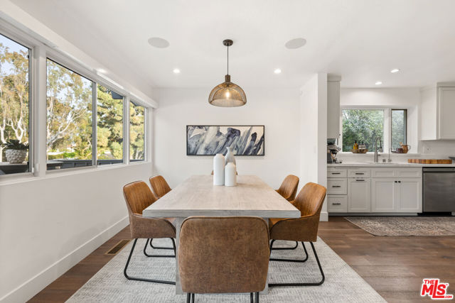 8247 Billowvista Drive, Playa del Rey CA: https://media.crmls.org/mediaz/543c0db1-64cb-4bb7-bf03-05f71c11aa98.jpg