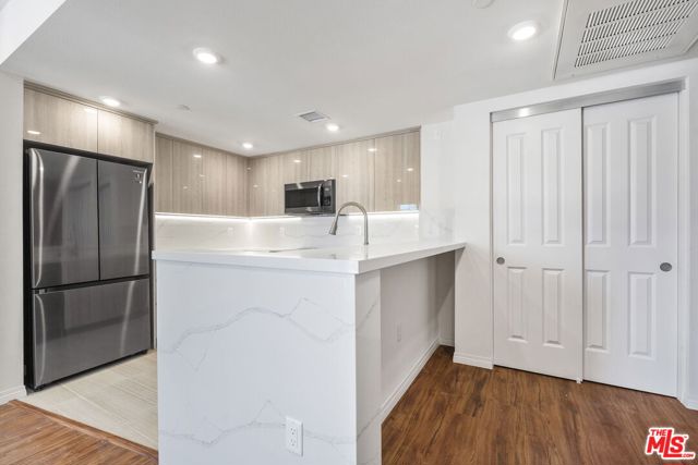 5245 Santa Monica Boulevard, Los Angeles CA: https://media.crmls.org/mediaz/543c555a-1eee-4549-8942-f96a8f355018.jpg