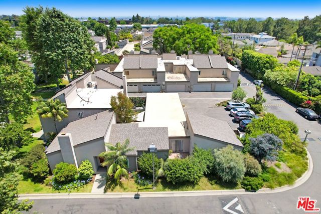 28 Village, Santa Monica CA: https://media.crmls.org/mediaz/543ce0fe-15b9-43c2-a921-ce98d22f12f2.jpg