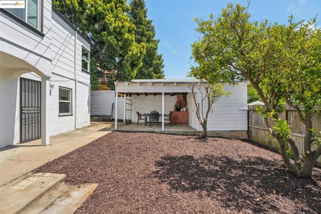 10601 Sheldon St, Oakland CA: https://media.crmls.org/mediaz/543de338-388f-4676-8aec-b4610eb76d7c.jpg