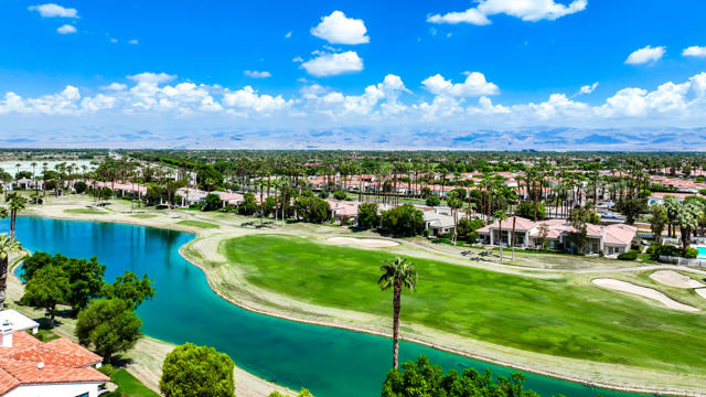 54624 Shoal Creek, La Quinta CA: https://media.crmls.org/mediaz/543ec037-ed2d-43cc-85a9-d7419a4f4787.jpg