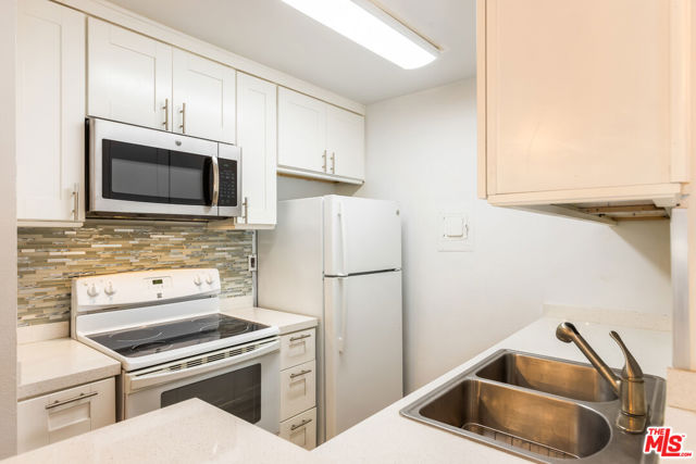 18307 Burbank Boulevard, 134 photo 4