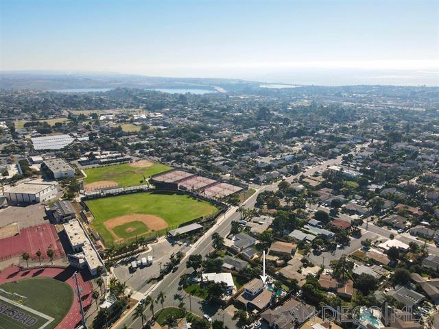 3275 Maezel Ln, Carlsbad CA: https://media.crmls.org/mediaz/543ee842-2ed3-4b72-86c3-2f3cfeb2c920.jpg