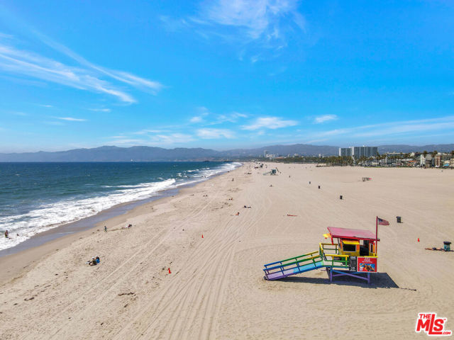 25 Brooks Avenue, Venice CA: https://media.crmls.org/mediaz/54423083-092c-4777-9c6a-f966d1a23509.jpg