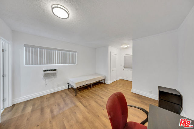 1286 W 39th Place, Los Angeles CA: https://media.crmls.org/mediaz/54424d58-3315-4ca0-a3d8-a4ffbeb8148b.jpg