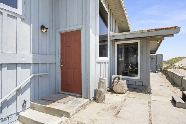 1218 Cornwall Lane, Ventura CA: https://media.crmls.org/mediaz/5443a82f-47f4-42df-92e9-61ed446440d5.jpg