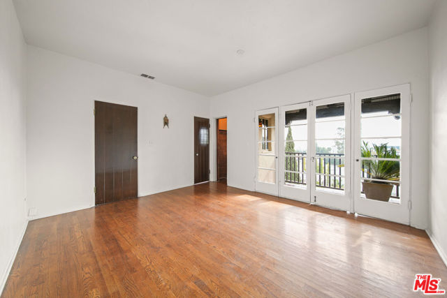 6686 Emmet Terrace, Los Angeles CA: https://media.crmls.org/mediaz/5443edde-84f4-4176-8820-3fd3f86bc8d9.jpg