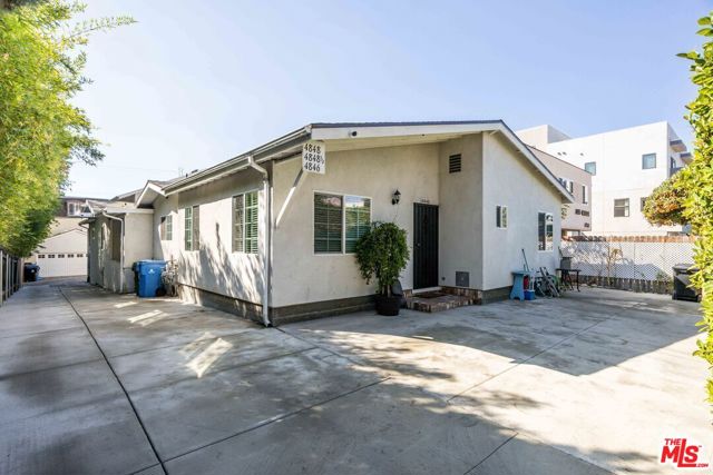 4848 Oakwood Avenue, Los Angeles CA: https://media.crmls.org/mediaz/54442c78-e7cc-4e09-a8c6-4c7c439ce2a9.jpg