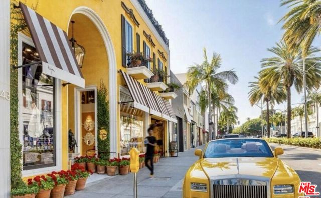 439 N Doheny Drive, Beverly Hills CA: https://media.crmls.org/mediaz/5444f44e-9e02-48da-ac15-9ae8d572c67f.jpg