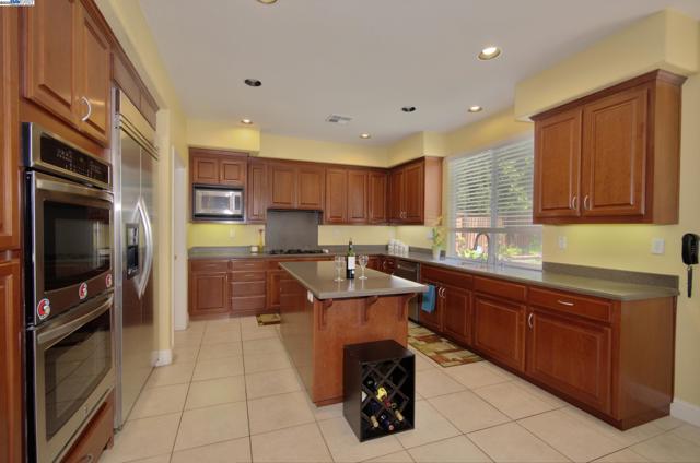 5481 Aspen St, Dublin CA: https://media.crmls.org/mediaz/5445d8cd-1e18-4ceb-ae6b-d5d5e524a025.jpg