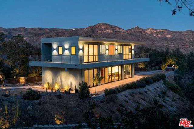 27349 Old Chimney Road, Malibu CA: https://media.crmls.org/mediaz/5445e142-b9e6-444f-803a-ee5b405d4b74.jpg