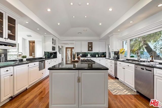 3595 Wonder View Drive, Los Angeles CA: https://media.crmls.org/mediaz/5445fc33-6da0-4551-babc-cf0e6d40ddd4.jpg