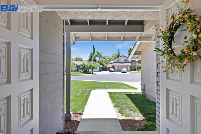 21 Lisa Ct, Brentwood CA: https://media.crmls.org/mediaz/54464c5a-684c-415b-a275-aabbf074ddc4.jpg