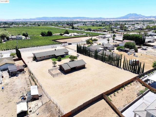 918 Carpenter Rd, Oakley CA: https://media.crmls.org/mediaz/5446a47f-e486-4297-acd9-163f42852d7d.jpg