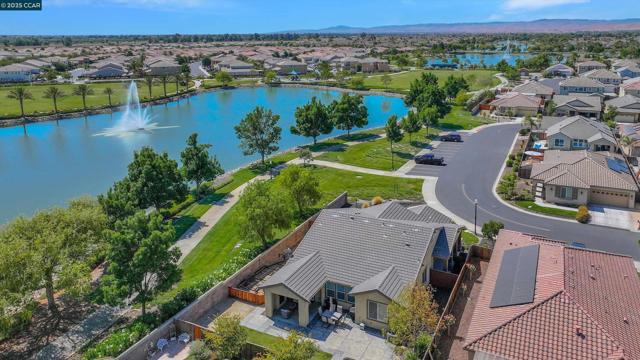 8275 Brookhaven Cir, Discovery Bay CA: https://media.crmls.org/mediaz/5446f4b6-38a1-48c4-80b8-fe16e04254bd.jpg