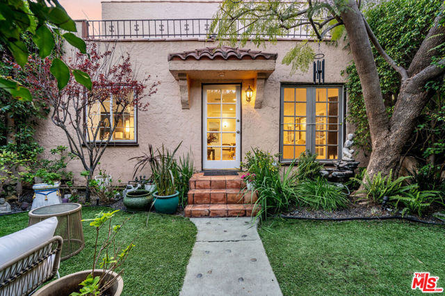 837 Westmount Drive, West Hollywood CA: https://media.crmls.org/mediaz/54471a85-f6a2-4060-8f2e-2b21092ec88b.jpg