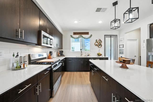 5405 Calle Sand Arch, San Diego CA: https://media.crmls.org/mediaz/5447a97d-c61e-4607-8f3c-a82eeeba8b59.jpg