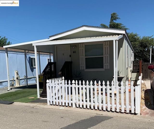 View of manufactured / mobile home