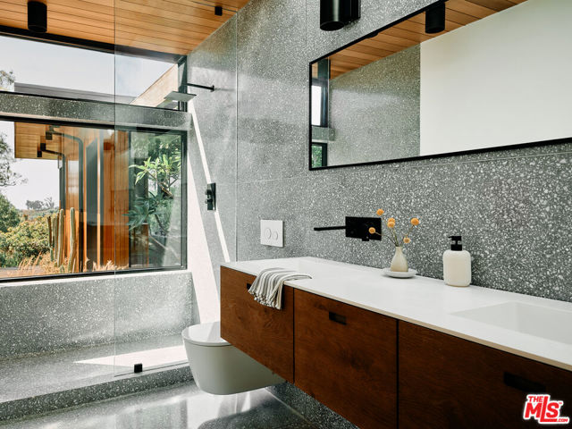 5637 Busch Drive, Malibu CA: https://media.crmls.org/mediaz/544b617c-aa92-48f8-9583-c2542868ebd7.jpg