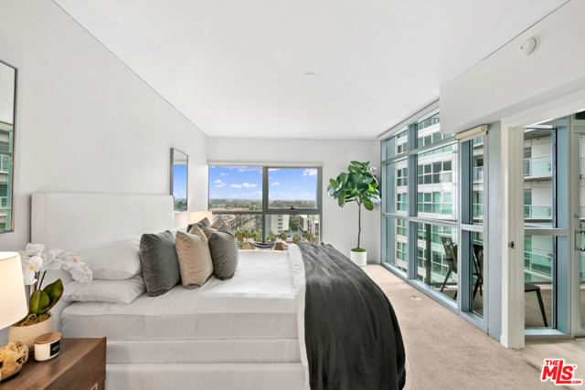 13650 Marina Pointe Drive, Marina del Rey CA: https://media.crmls.org/mediaz/544b8815-4d68-46e4-b4e6-17b2e9c1cc00.jpg