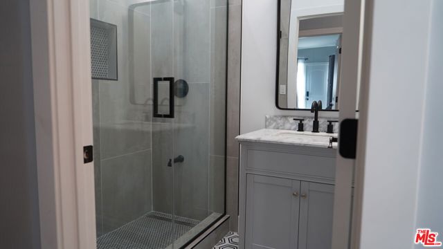 433 S Wilton Place, Los Angeles CA: https://media.crmls.org/mediaz/544b9b1b-5812-4e57-b700-bf37ea9f6e3e.jpg