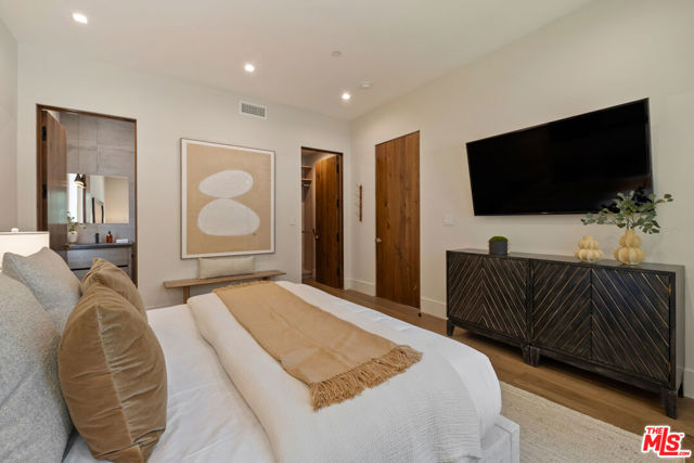 4299 Elmer Avenue, Studio City CA: https://media.crmls.org/mediaz/544be6e4-cd74-4922-917e-4eb017e56648.jpg